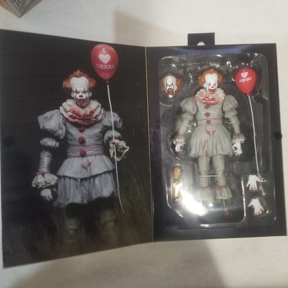 NWOT IT pennywise figurine collectable